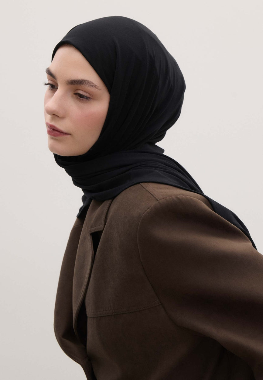 Qivola Bamboo Jersey Scarf in Black, detail view