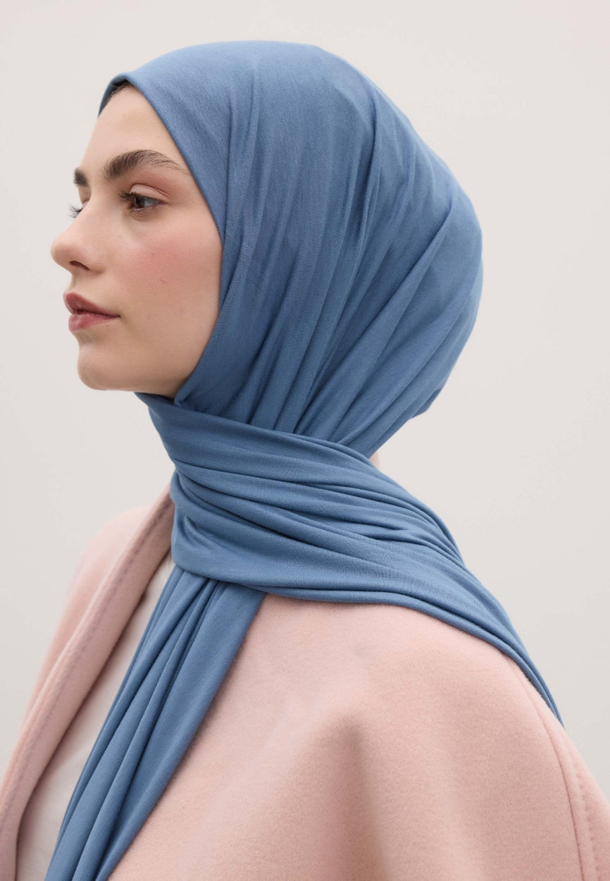 Qivola Bamboo Jersey Scarf in Blue, back view (variant 1)
