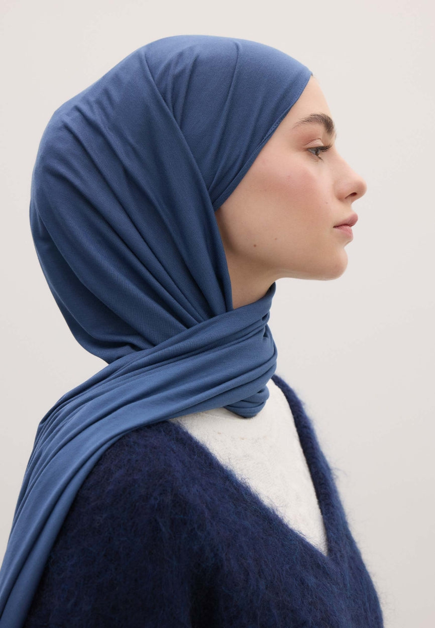 Qivola Bamboo Jersey Scarf in Blue, back view (variant 2)