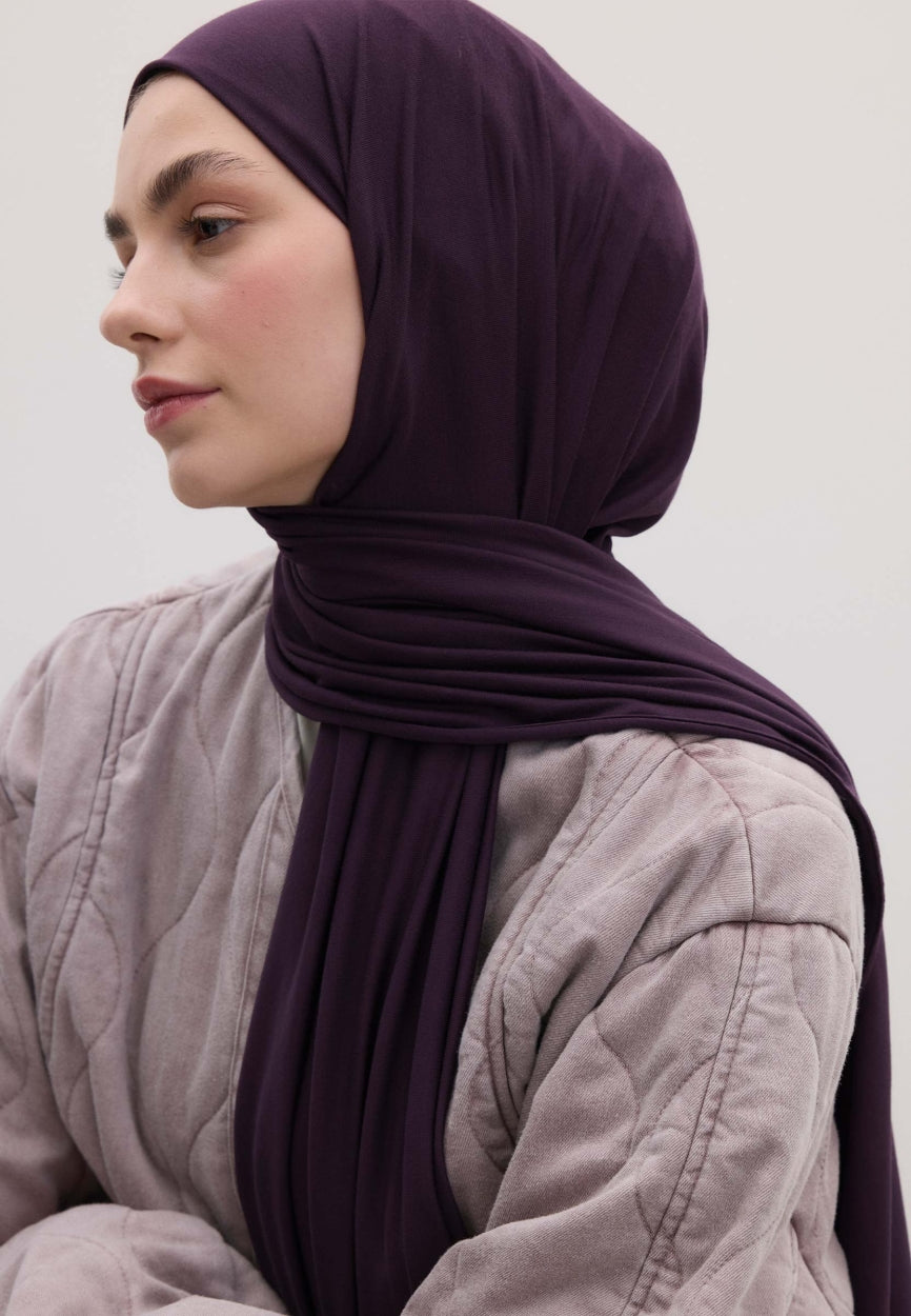 Qivola Bamboo Jersey Scarf in Bruise, detail view (variant 1)