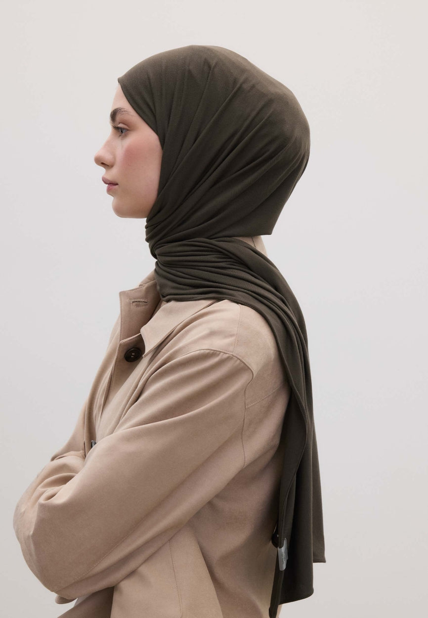 Qivola Bamboo Jersey Scarf in Charcoal, back view