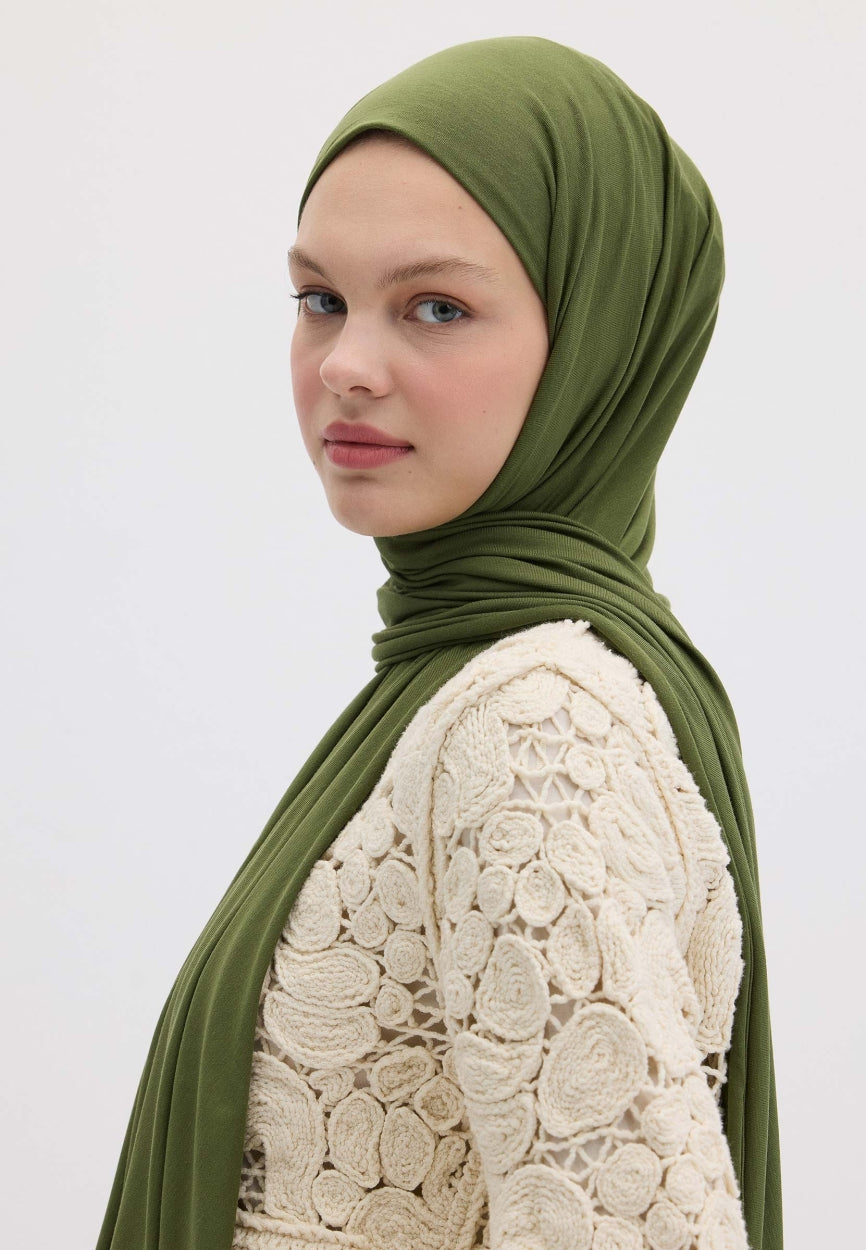 Qivola Bamboo Jersey Scarf in Leaf, detail view