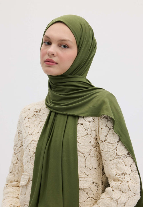 Qivola Bamboo Jersey Scarf in Leaf, side view