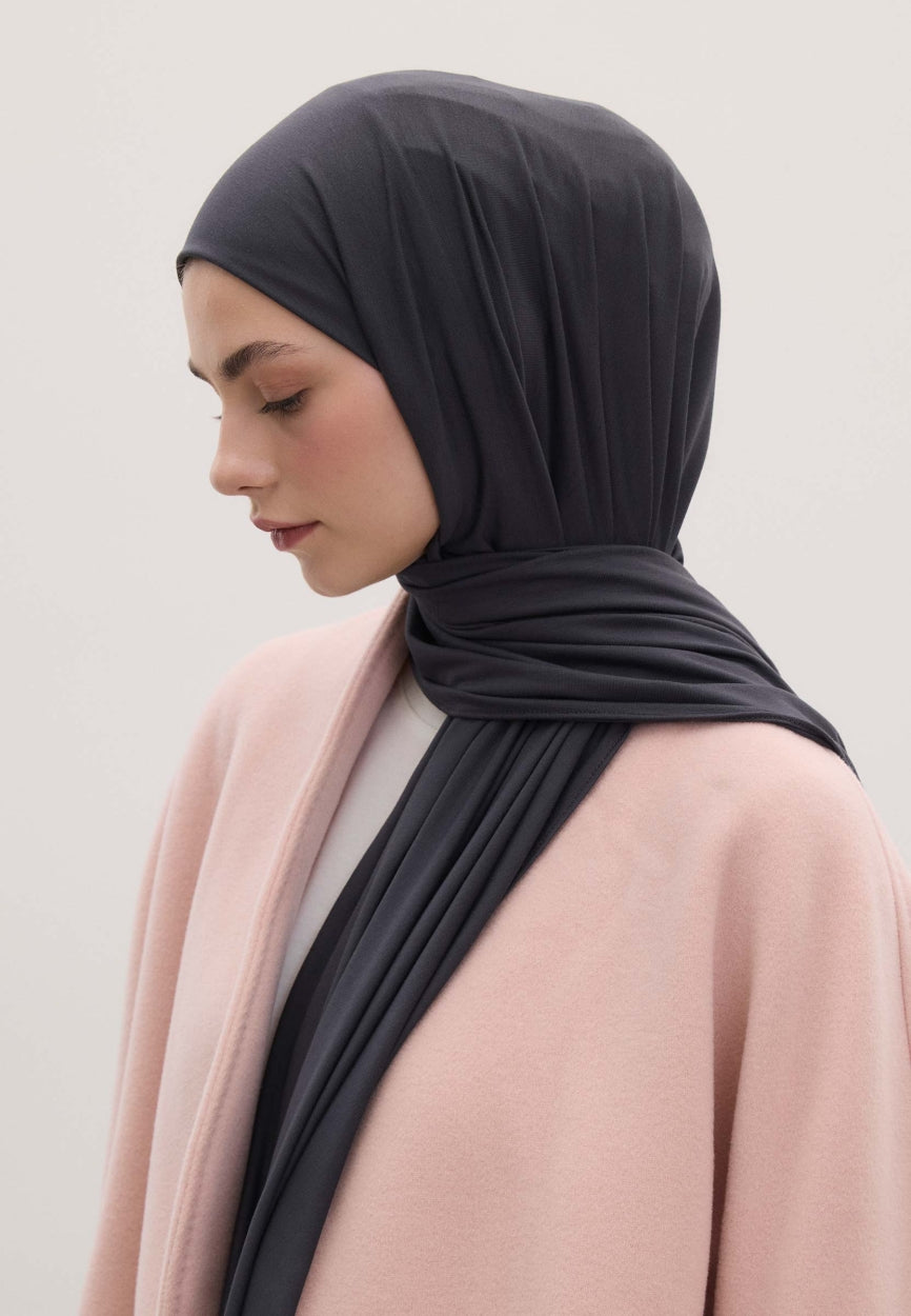 Qivola Bamboo Jersey Scarf in Metallic Blue, detail view