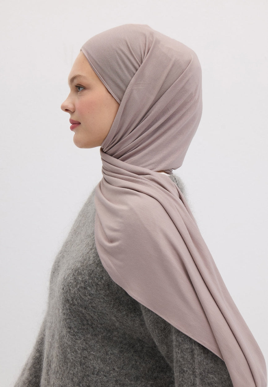 Qivola Bamboo Jersey Scarf in Pink, detail view