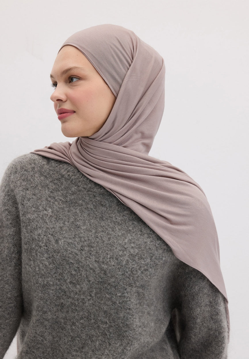 Qivola Bamboo Jersey Scarf in Pink, side view