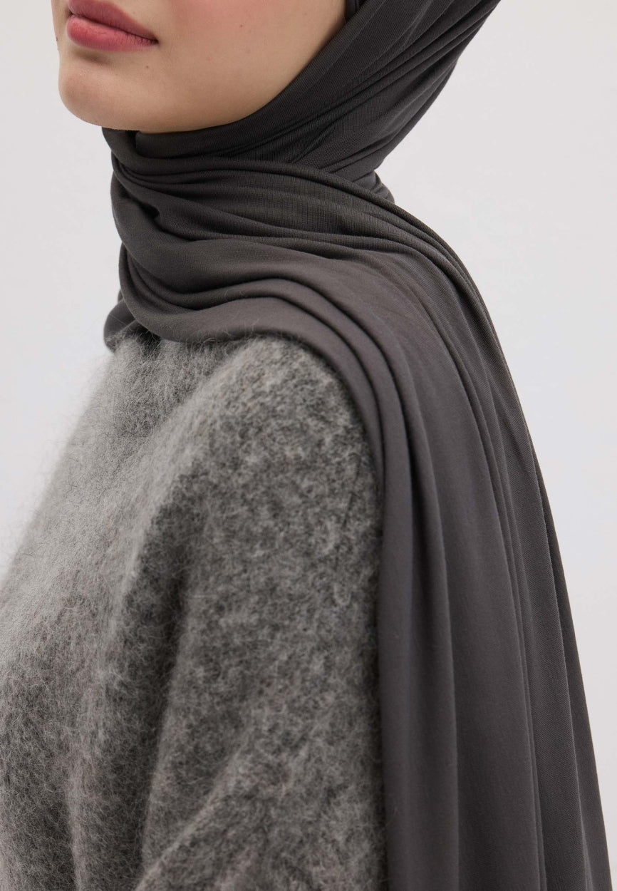 Qivola Bamboo Jersey Scarf in Smoke, detail view