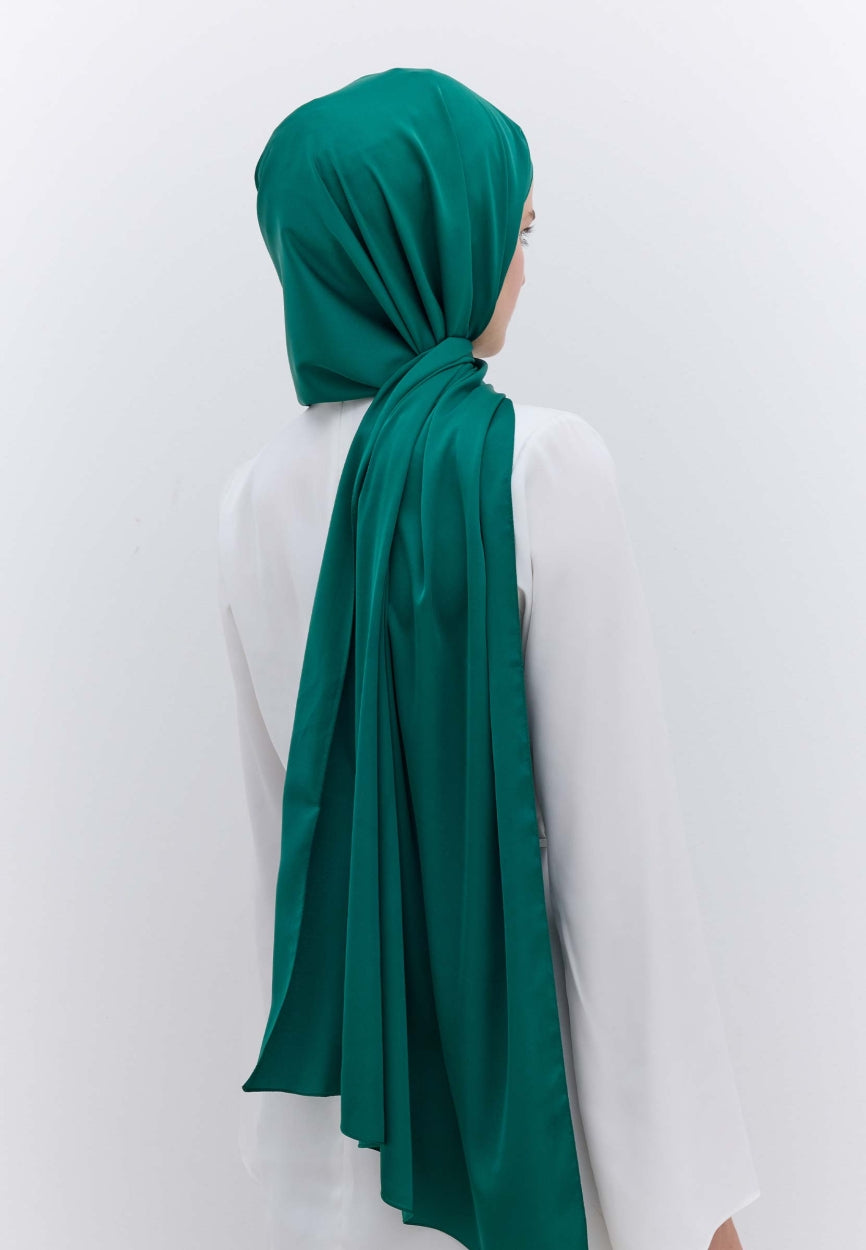 Qivola Premium Chiffon Scarf in Green, detail view