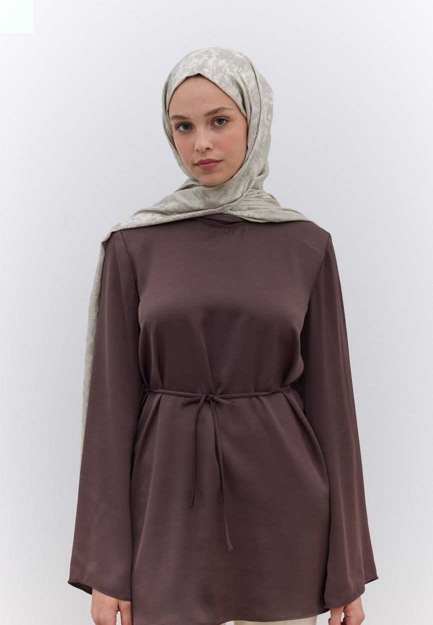 Qivola Silky Shimmery Scarf in Beige, back view