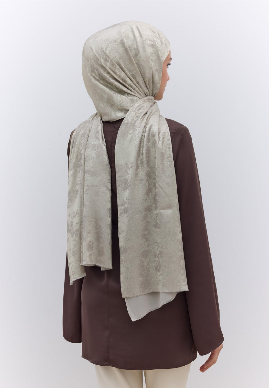 Qivola Silky Shimmery Scarf in Beige, detail view