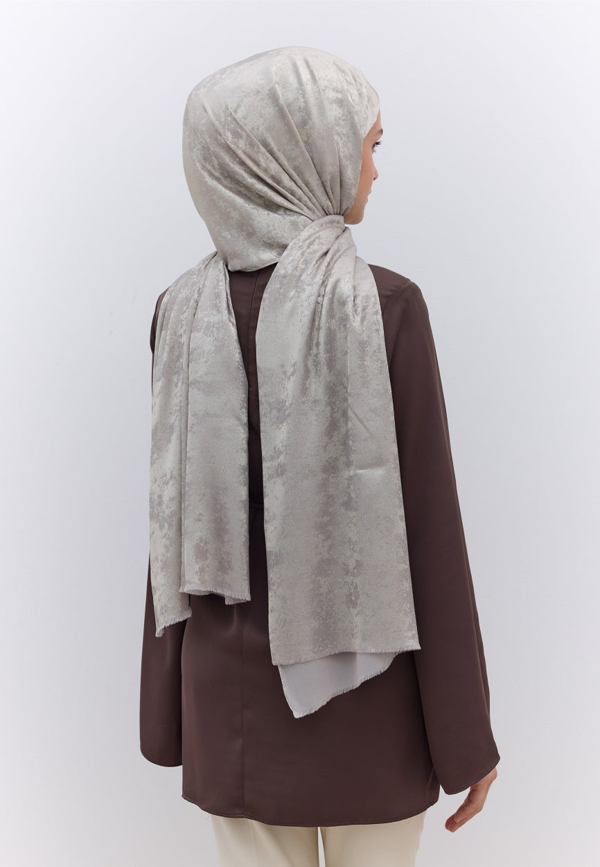 Qivola Silky Shimmery Scarf in Beige, front view
