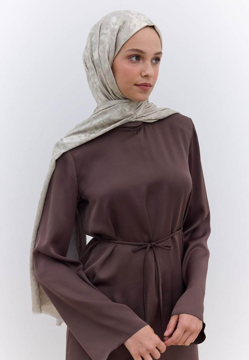 Qivola Silky Shimmery Scarf in Beige, side view