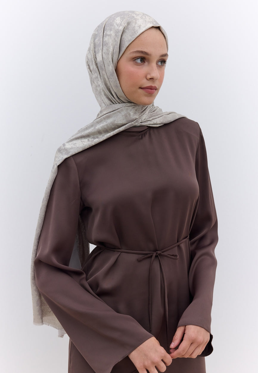 Qivola Silky Shimmery Scarf in Beige, styled look