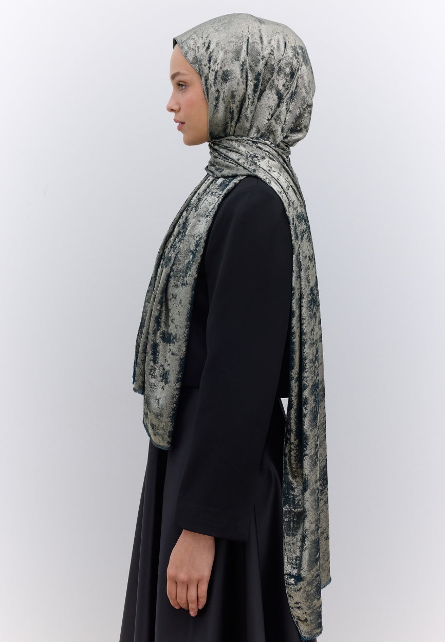 Qivola Silky Shimmery Scarf in Emerald, close-up detail