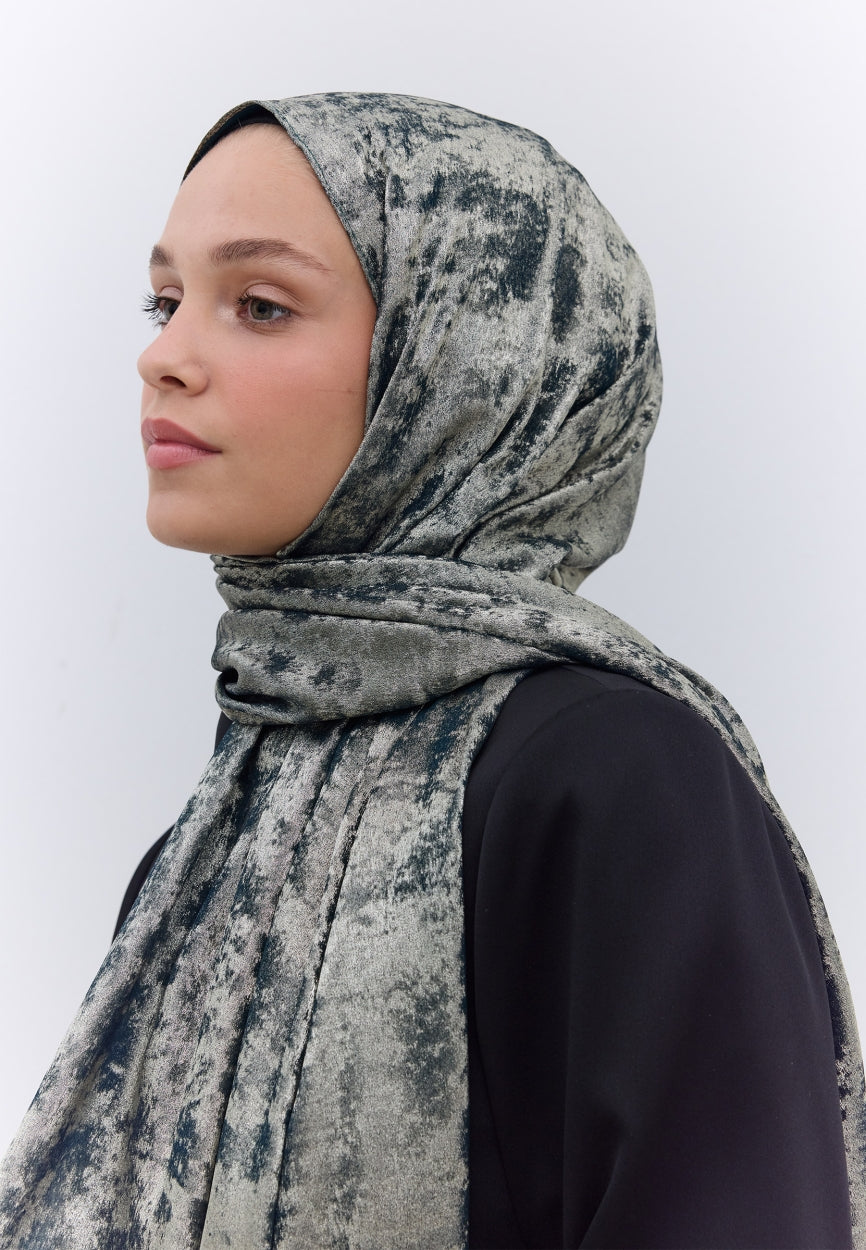 Qivola Silky Shimmery Scarf in Emerald, detail view