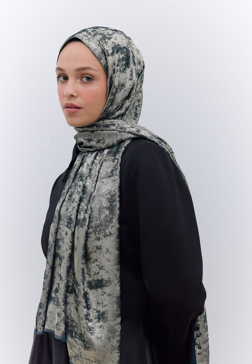 Qivola Silky Shimmery Scarf in Emerald, front view