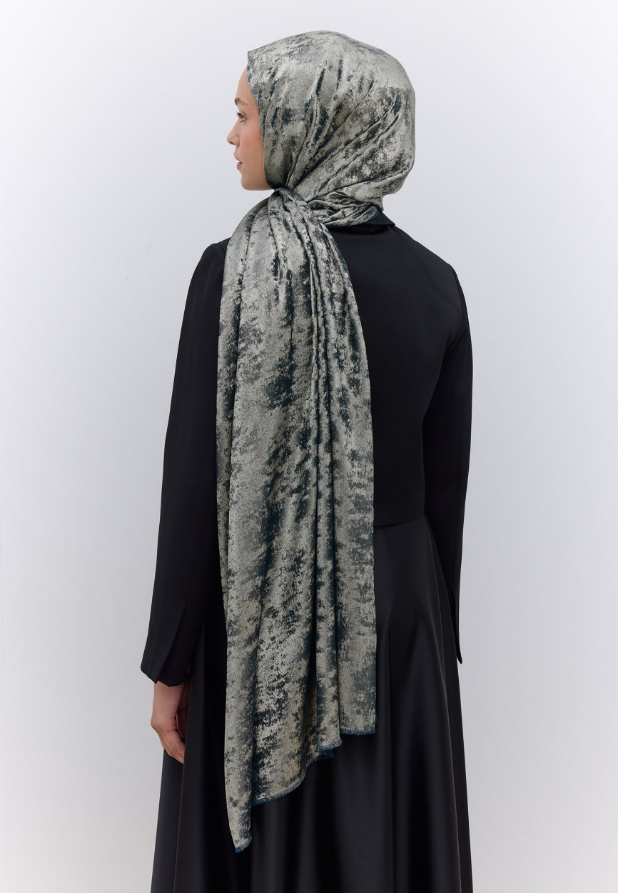 Qivola Silky Shimmery Scarf in Emerald, styled look