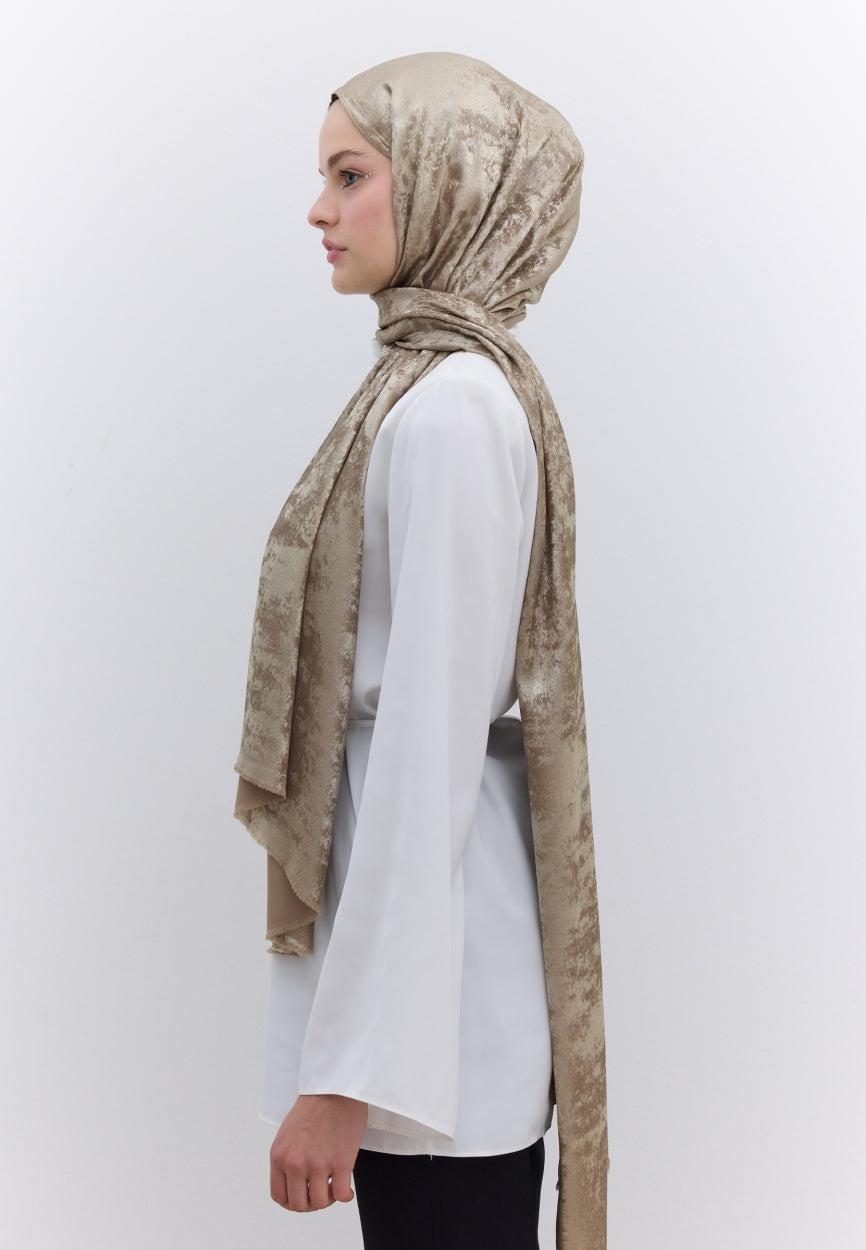 Qivola Silky Shimmery Scarf in Gold, back view