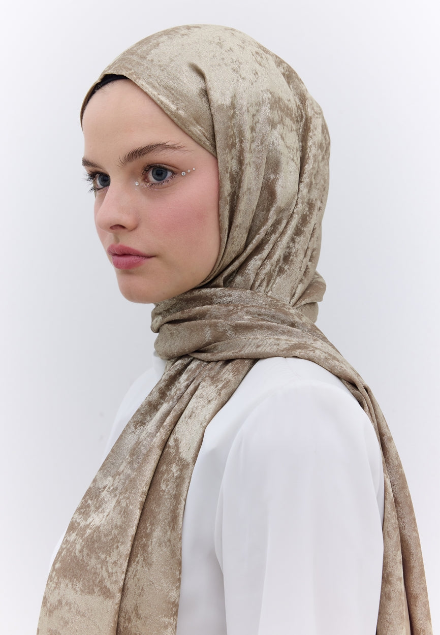 Qivola Silky Shimmery Scarf in Gold, side view