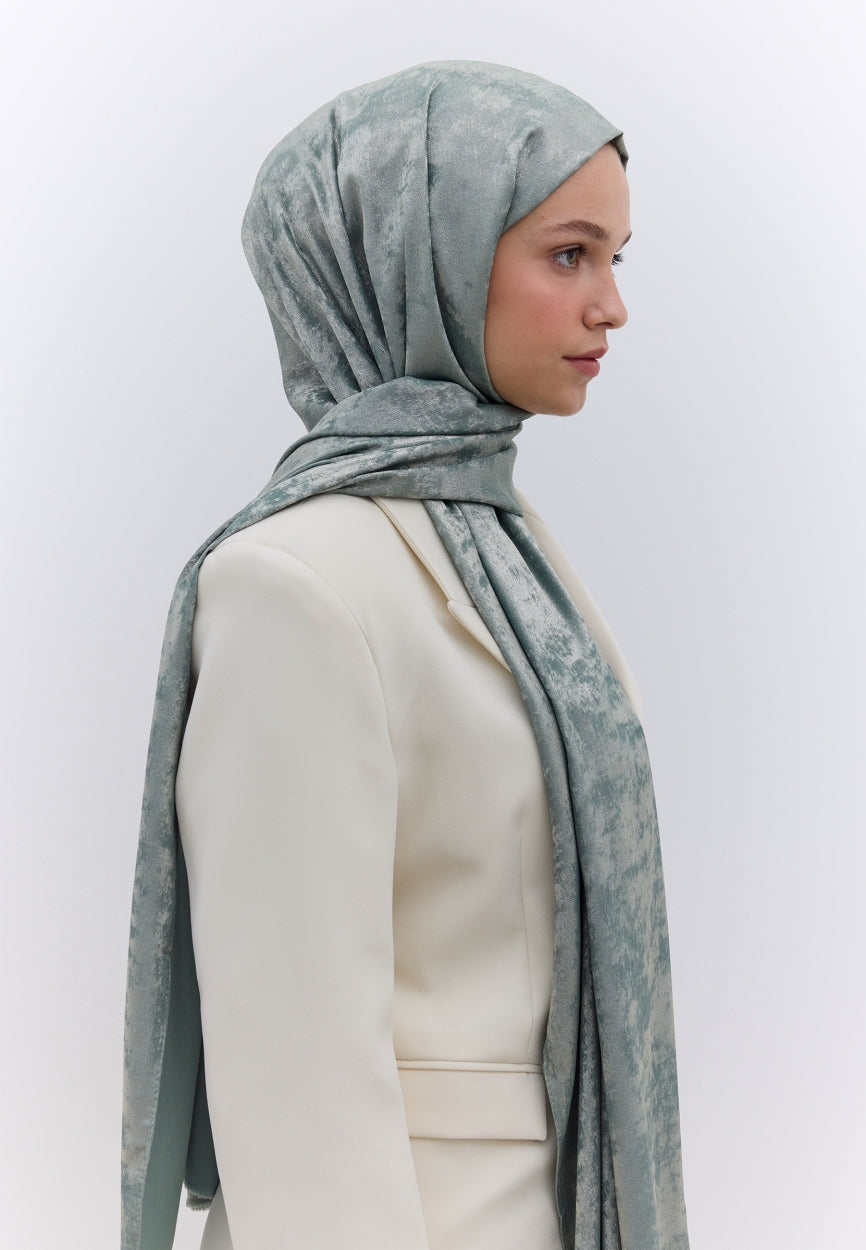 Qivola Silky Shimmery Scarf in Green, back view (variant 1)