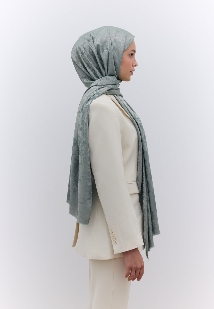 Qivola Silky Shimmery Scarf in Green, close-up detail (variant 1)