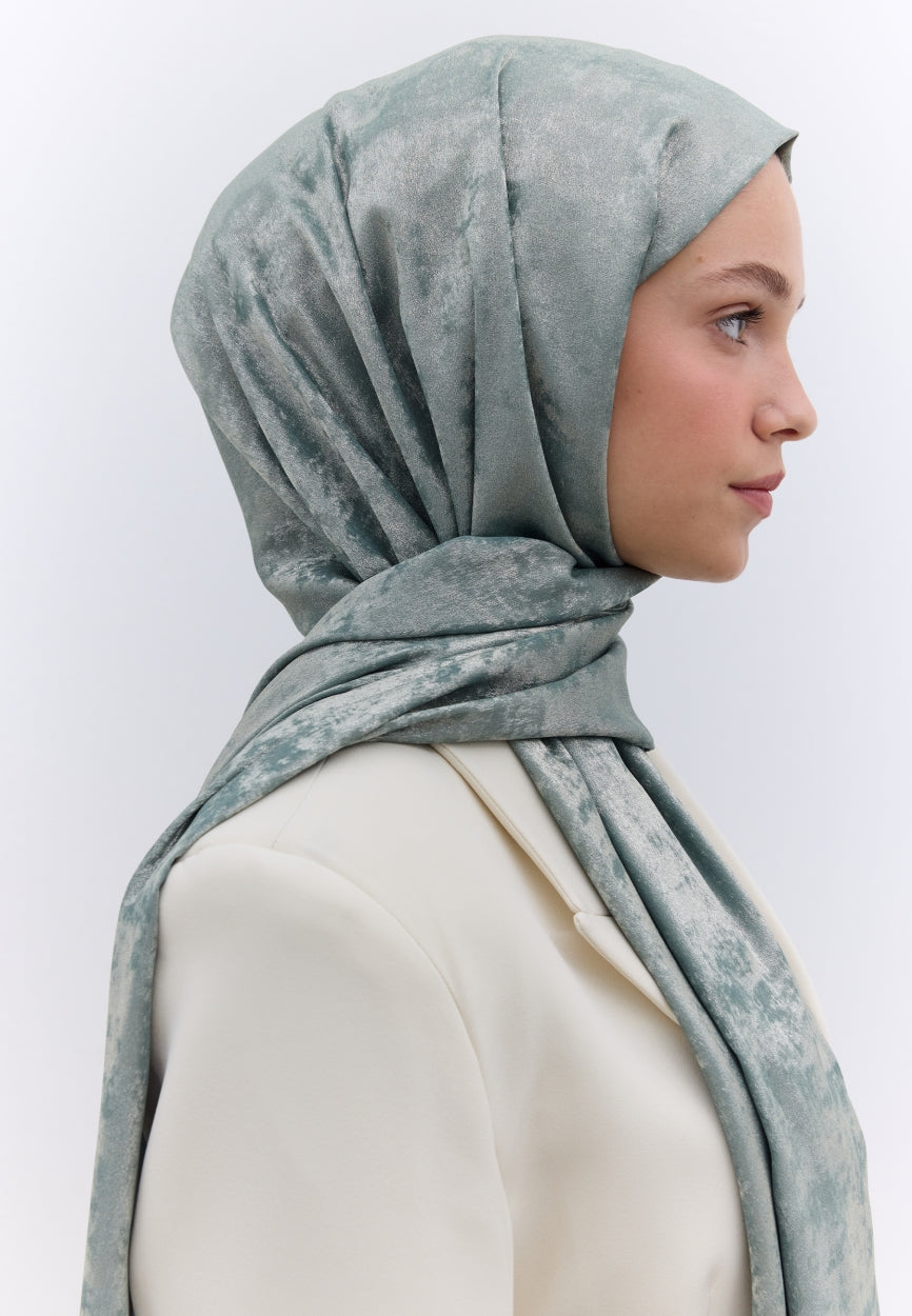 Qivola Silky Shimmery Scarf in Green, detail view (variant 1)