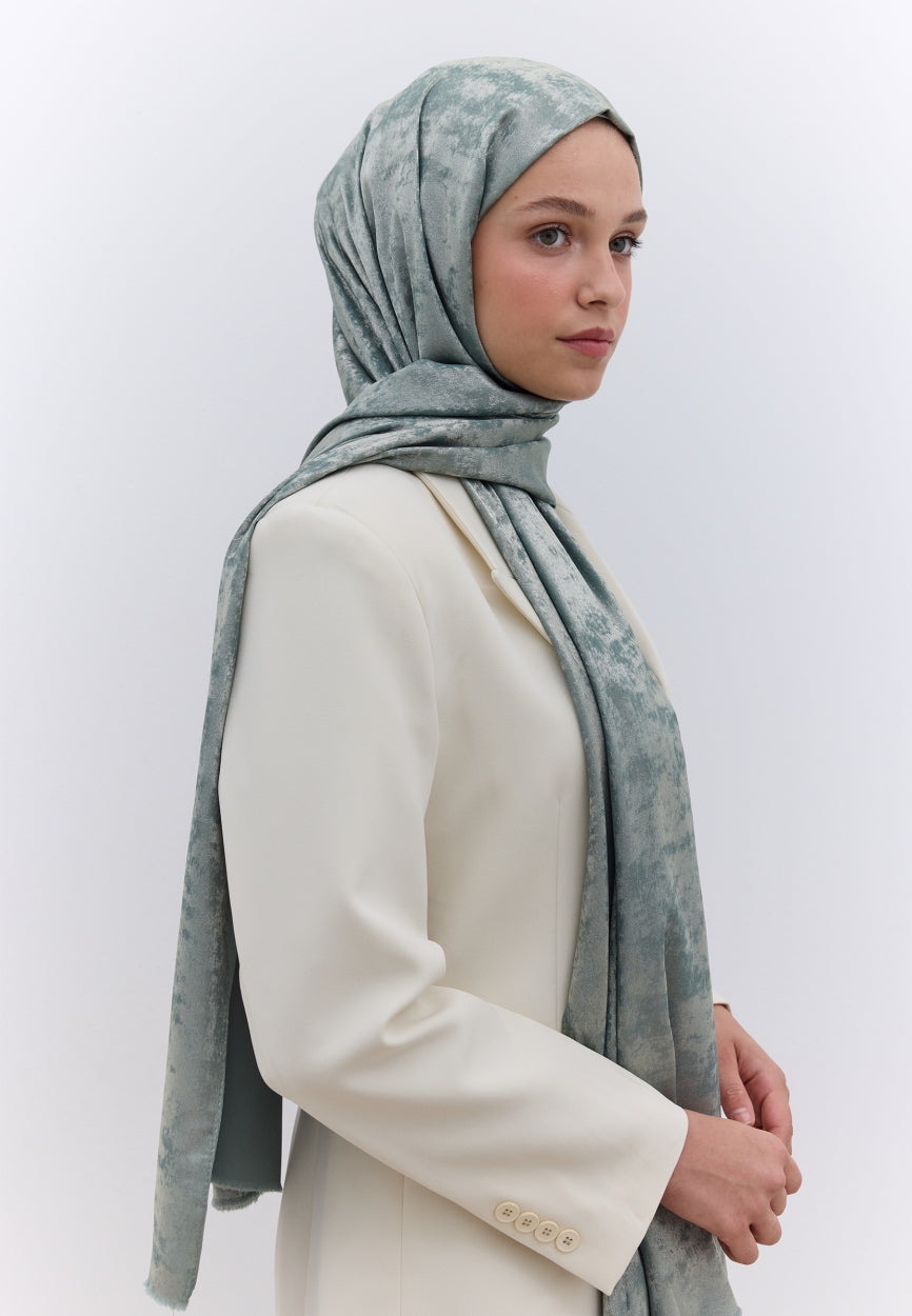 Qivola Silky Shimmery Scarf in Green, front view (variant 1)