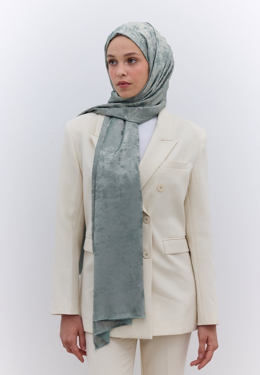 Qivola Silky Shimmery Scarf in Green, side view (variant 1)