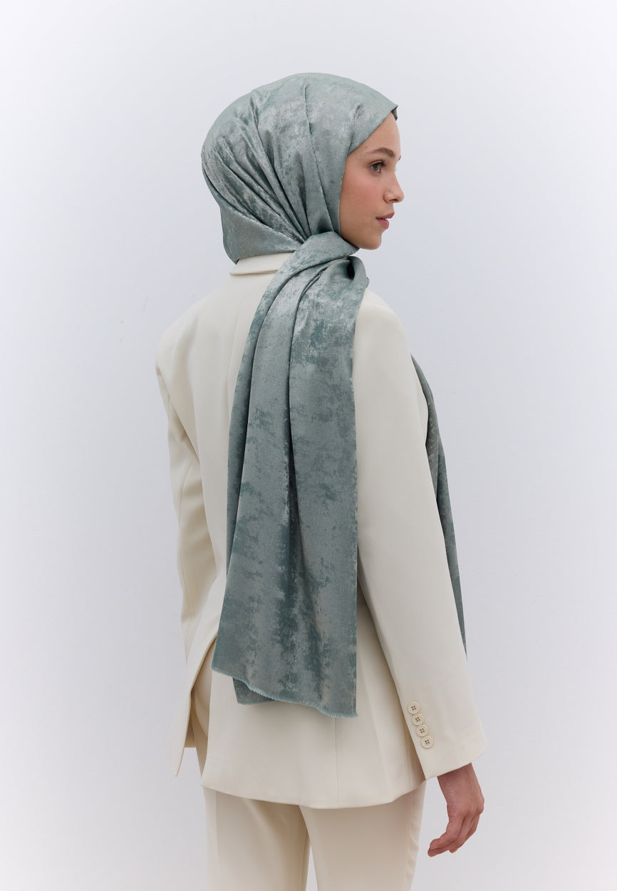 Qivola Silky Shimmery Scarf in Green, styled look (variant 1)