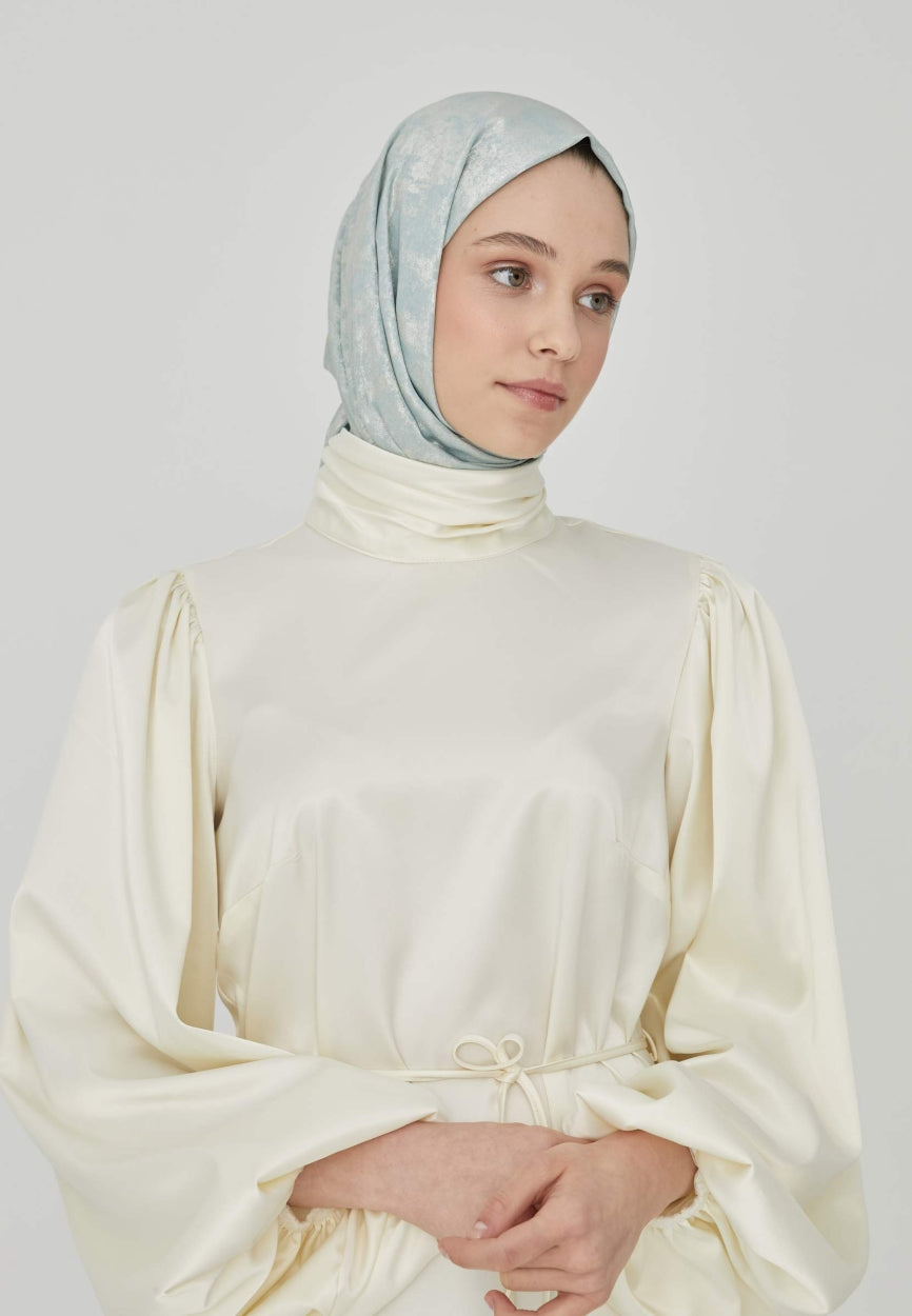 Qivola Silky Shimmery Scarf in Green, back view (variant 2)