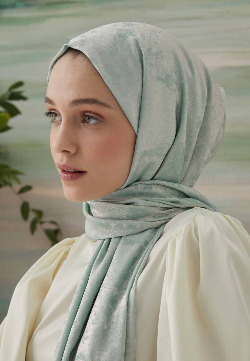 Qivola Silky Shimmery Scarf in Green, front view (variant 2)