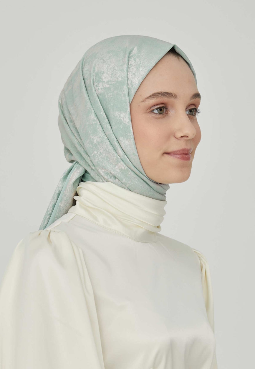 Qivola Silky Shimmery Scarf in Green, side view (variant 2)