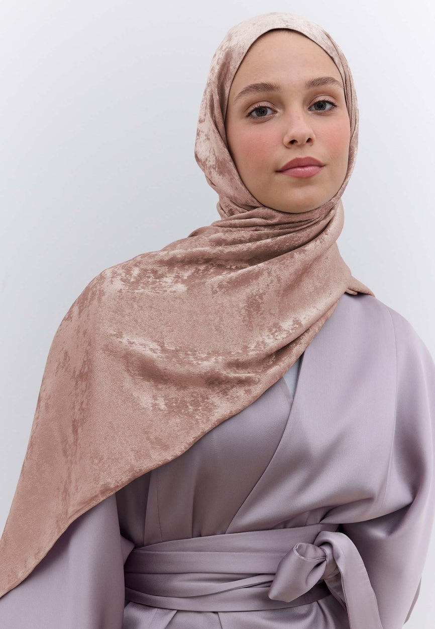 Qivola Silky Shimmery Scarf in Rose, back view (variant 1)