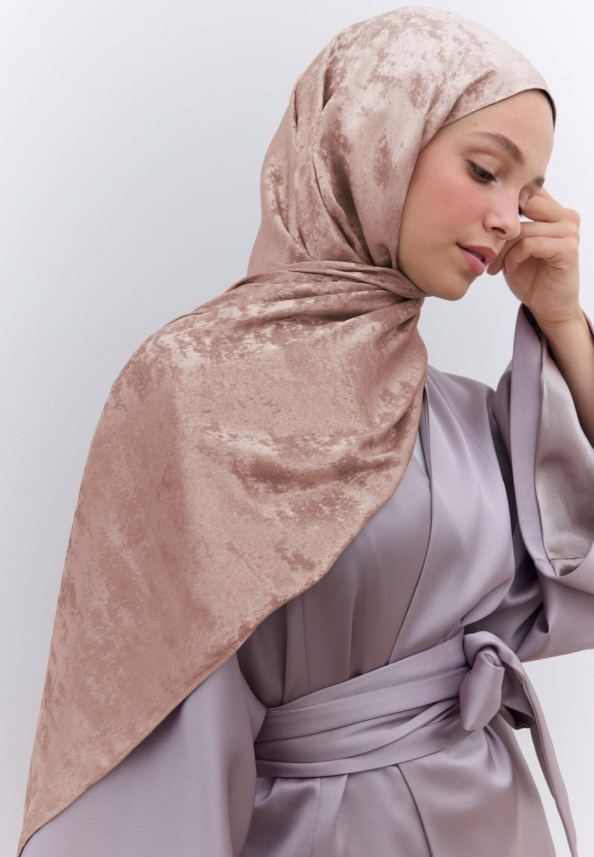 Qivola Silky Shimmery Scarf in Rose, front view (variant 1)