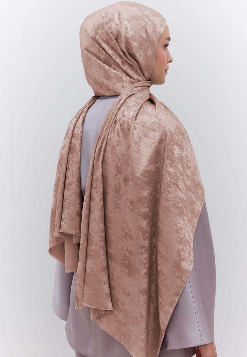 Qivola Silky Shimmery Scarf in Rose, side view (variant 1)