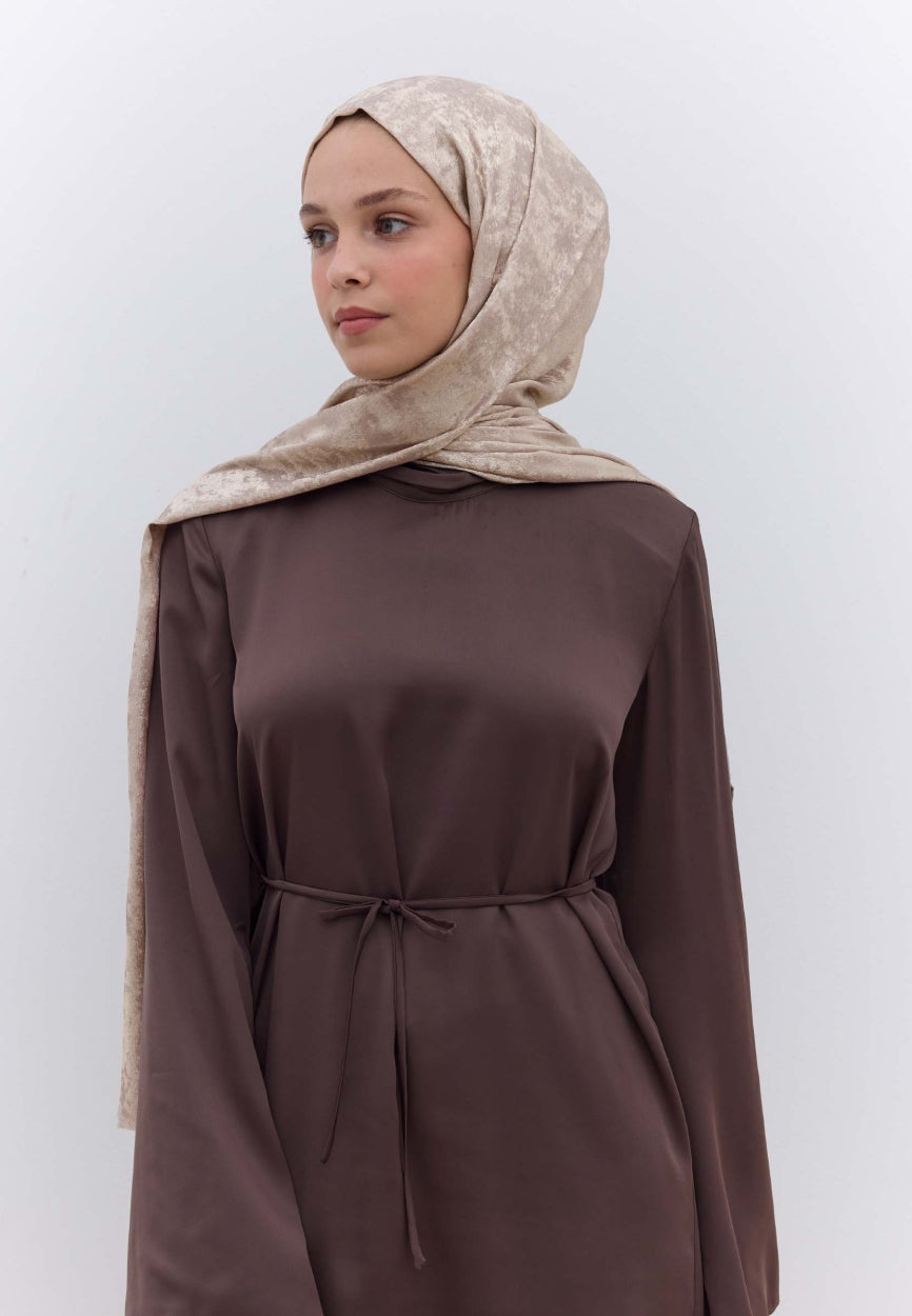 Qivola Silky Shimmery Scarf in Rose, side view (variant 2)